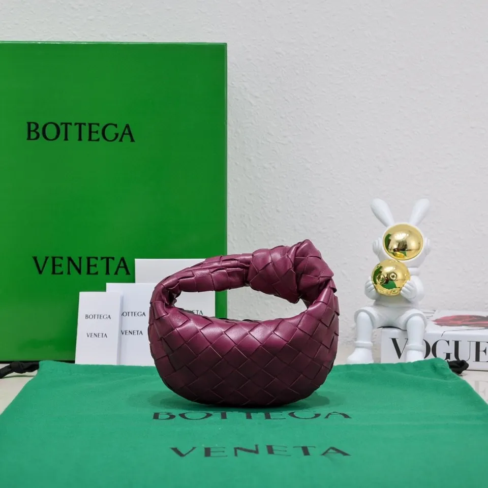 Batch 1080 BV super mini JODIE handbag, dumpling bag, woven knotted bag, simple, fashionable and super cute🍒Every color is high-end. It is a smaller version of the original mini version🤣It can only hold cuteness🍓🍓The upper body is fashionable and romantic. The fashionable bags created by Daniel Lee are really more and more favored by street experts. Style number: 6699-0# Size: 17*16*6.5